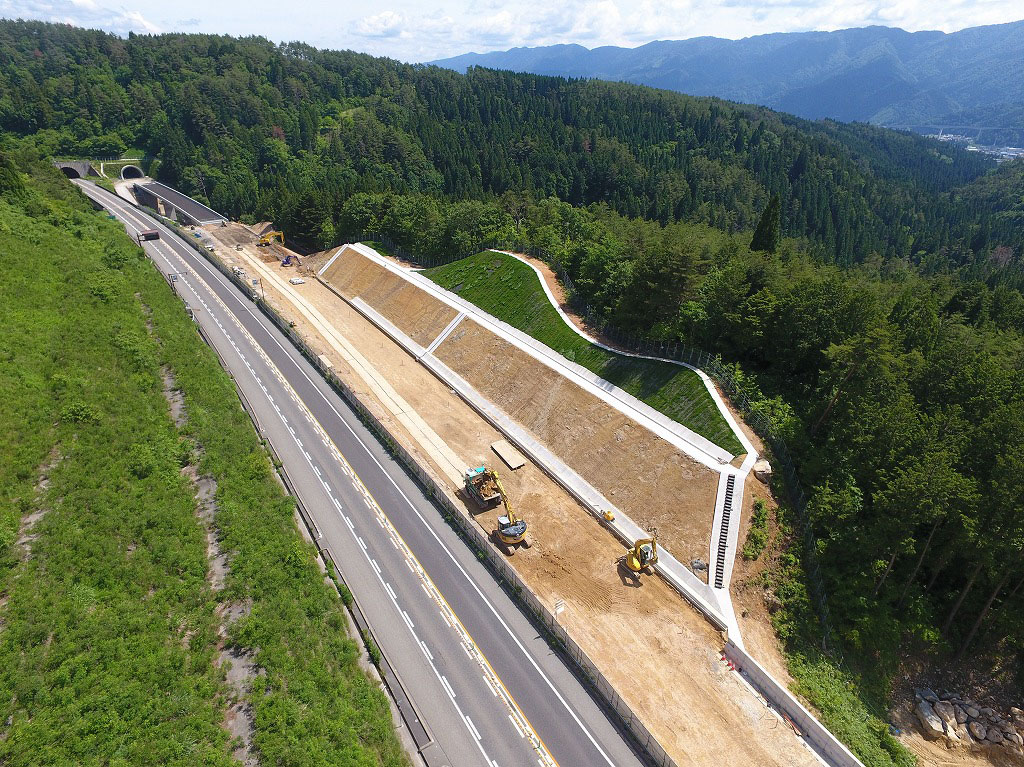 東海北陸自動車道　施工管理業務 ４車線化土工事